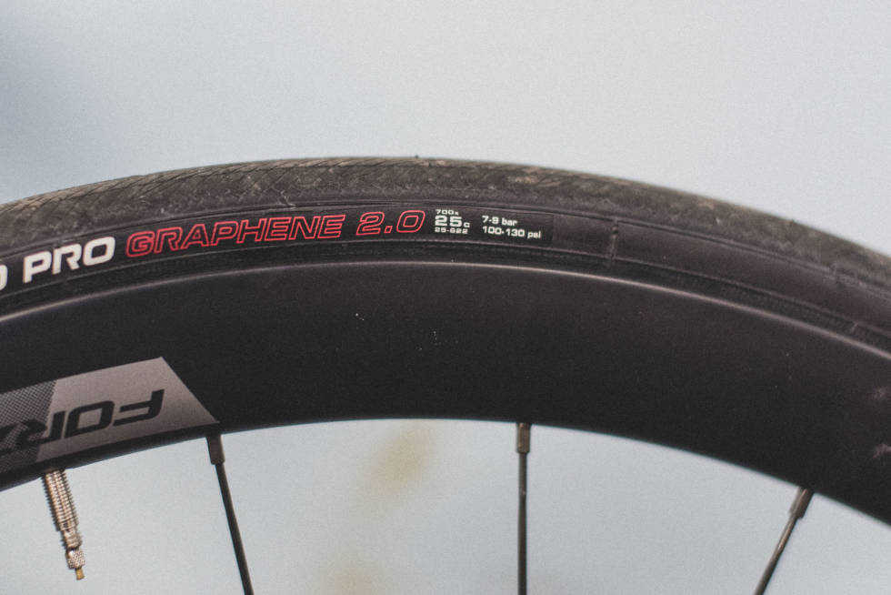 I MINSTE LAGET: 25 mm dekk på en brosteinsracer er for smalt. Dekkene kunne også vært av flottere kvalitet. Ridley-Fenix-XXL-5