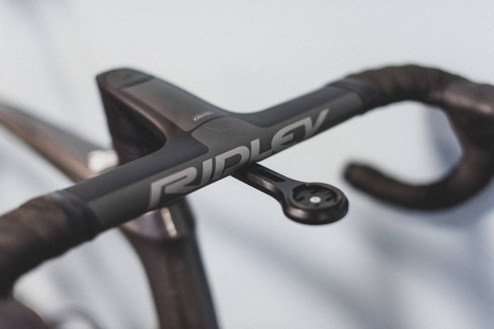 AERO: Veldig aerodynamisk styre, uten at vi føler oss raskere av den grunn. Mer gledelig med integrert garmin-feste. Ridley-Fenix-XXL-7