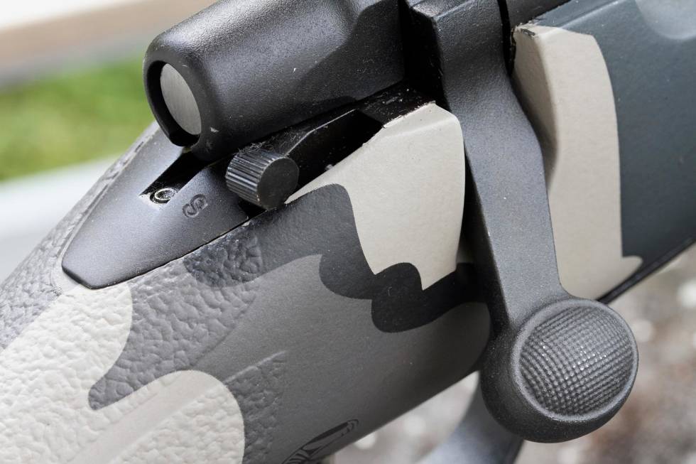 Trygg sikring: Sjøl om Model Seven bare har 2-posisjonssikring, kan du ta ladegrep med våpenet sikret. Riflenyhet-Test-Remington-Seven-Kuiu-3