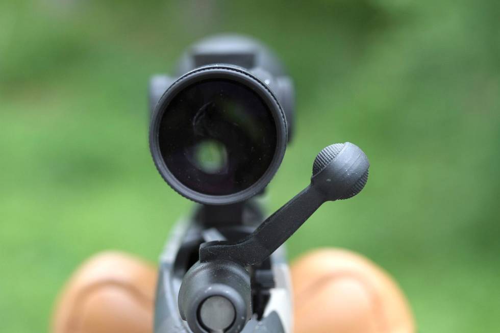 Høy hevarm: Det blir ganske trangt mellom hevarmskula og kikkertsiktet når du tar ladegrep. Riflenyhet-Test-Remington-Seven-Kuiu-4