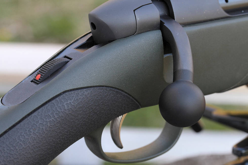 Grepa bolt: Boltkula har et godt grep og kan klemmes helt inntil stokken. Riflenyhet-Test-Steyr-CL-2sx-Synt-2