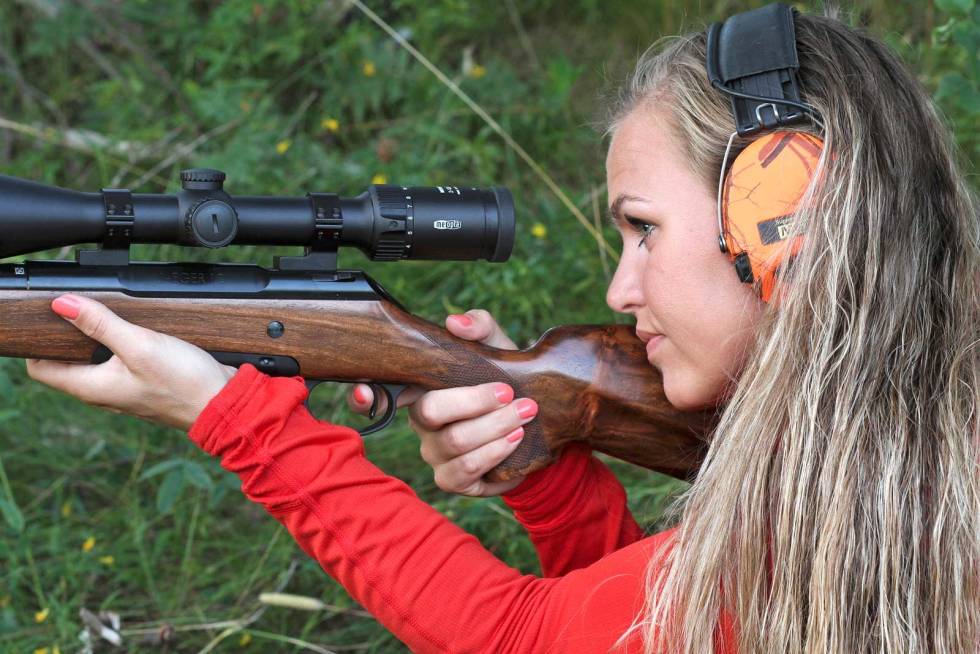 Bratt pistol: Timber Lady har et bratt pistolgrep og slankt forskjefte med nettskjæring. Stokk- utformingen ligger godt for damer med små hender. Rifletest-Haenel-Jaeger-7