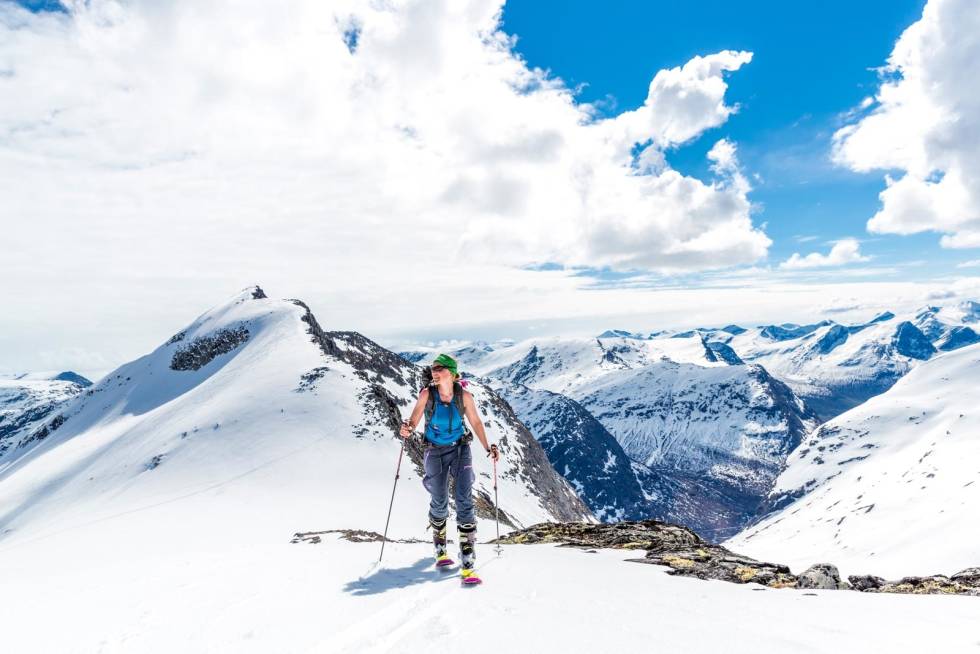Vårskitur mot Ringshornet. Selve toppen med den fine ryggen i bakgrunnen. Turen opp følger ryggen (KAST 2). Om du velger å kjøre den brattere Toppflanken er denne KAST 3. Foto: Einar Engdal Ringshornet-Toppturer-i-Romsdalen-med-rute-2
