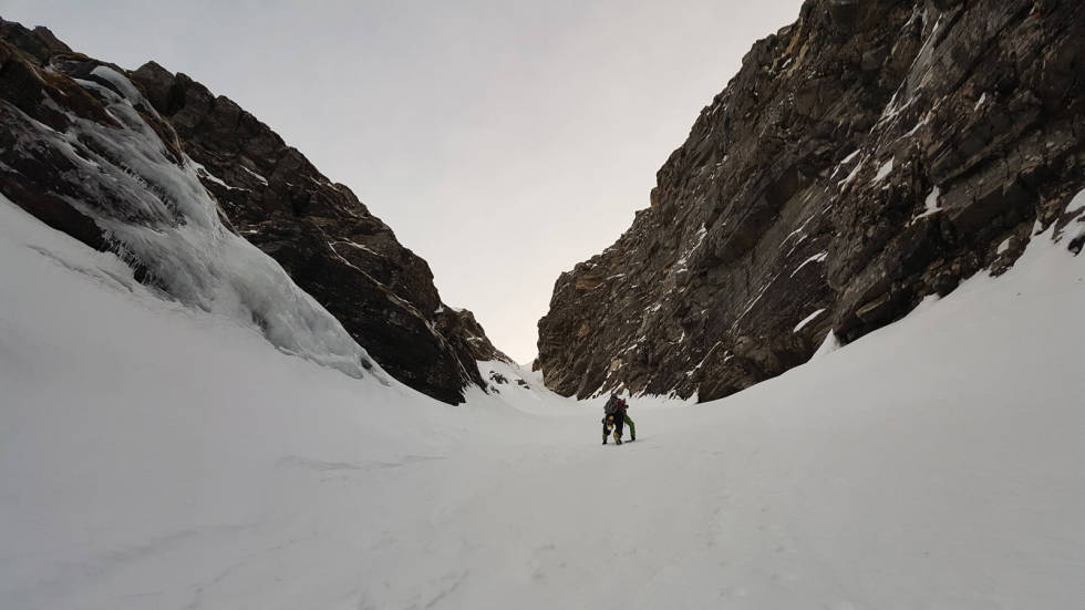 Esben Kuhnt på vei opp Risenrenna en dag med skare. Foto: Anne-Berit Lorentsen Ristinden-Andøjra-3