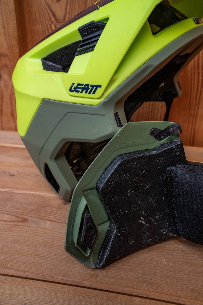 STÅLBESLAG: Beslag i rustfritt stål kobler hakebeskytteren sammen med resten av hjelmen. Leatt MTB Enduro