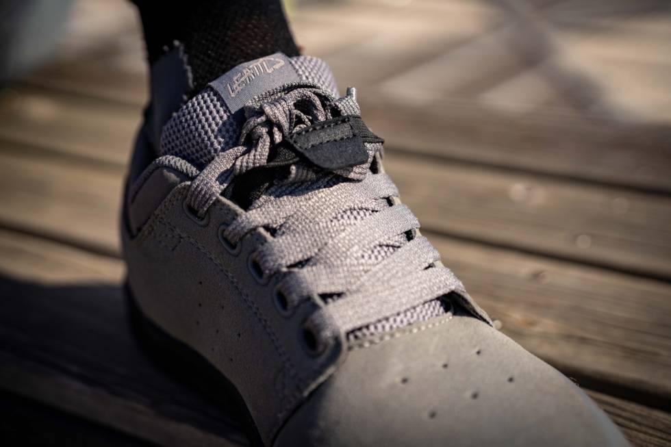 CLEAN: Leatt DBX 2.0 har et klassisk sneakerutseende LEATT 2.0 MTB SKO