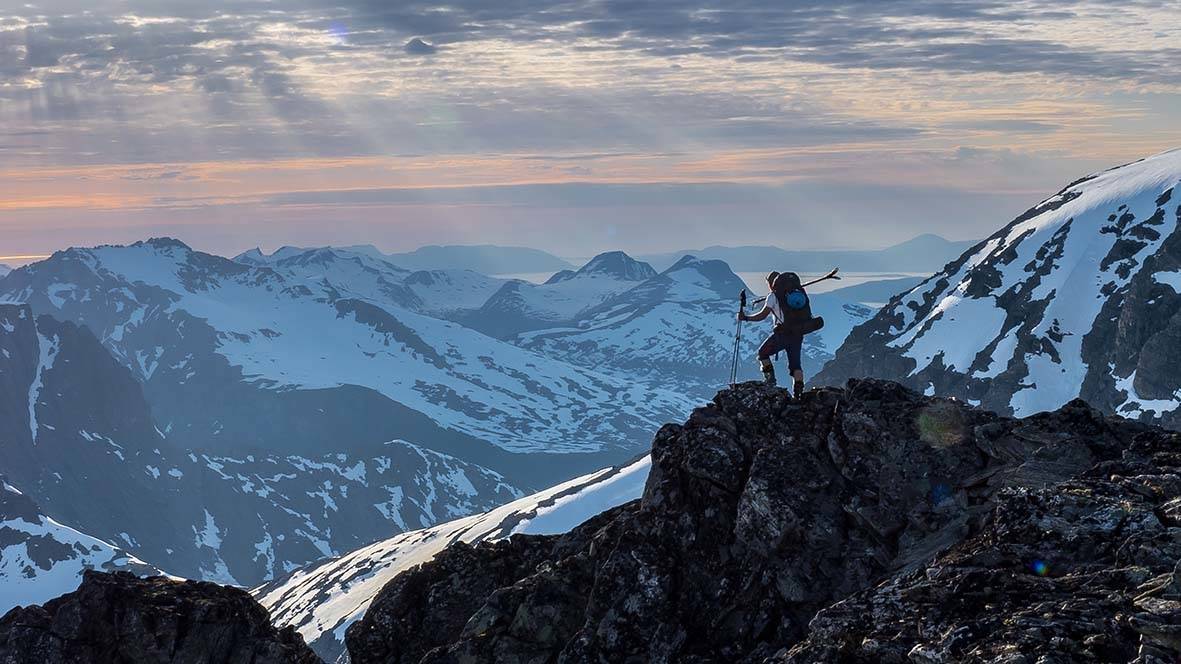 ALNESTIND: Et fjell som blir tilgjengelig når Trollstigen åpner. Foto: Rob Buist Alnestind fjellski Trollstigen