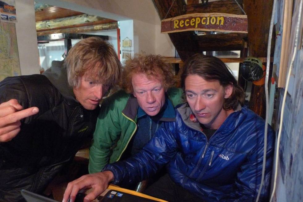 Værmelding: Tre frustrerte karer studerer meteogrammet for Patagonia fra en komfortabel bivuakk i El Chalten. Robert omkranset av Bjørn-Eivind Årtun (venstre) og Ole Ivar Lied (høyre), i desember 2010. Foto: Sebastian Robert-Caspersen-7