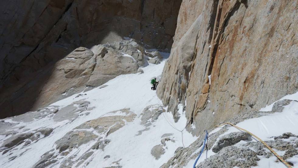 Alpint terreng: Robert i godt driv 1200 meter oppe i Supercanaleta på Fitz Roy i november 2013. En tur som endte med 30 rappeller uten uttopping, etter at en av Roberts partnere «møtte veggen» fysisk og psykisk. «Veldig fin klatring i fantastiske omgivelser, og ikke minst lærerikt», var Roberts trøstende ord til seg selv. Foto: David Falt Robert-Caspersen-9