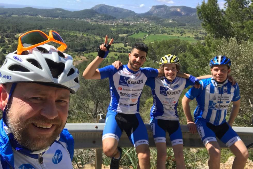 VELTRENTE: Kjetil Haugersveen med noen av de unge rytterne i Rocket Man Charity Ride: Suhaib al Hamid, Jens Lunde Tusvik og Pål Wilhelmsen. Eidanger IL med Rocket Man Charity Ride