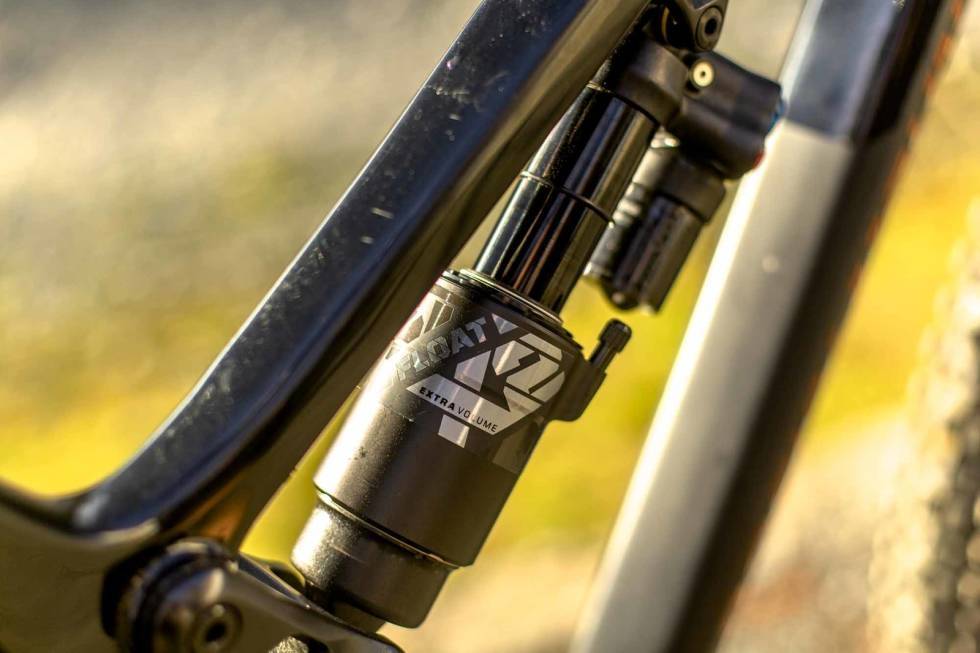 DEMPER PÅ ENDUROSYKKEL: Fox Float X2 er et eksempel på en bakdemper som står på flere endurosykler. Den har flere justeringsmuligheter, og vil tåle noe mer varmgang enn bakdempere man typisk finner på en rundbanesykkel. demper endurosykkel