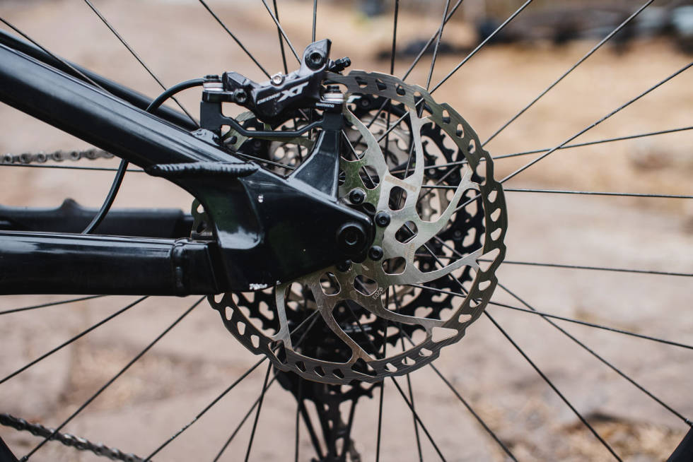 KRAFTIGE BREMSER: XT Trail-bremsen er populær å sette på endurosykler. Med fire stempler og store bremseskiver er dette en kraftig og godt egnet brems til enduro. bremser enduro endurosykkel