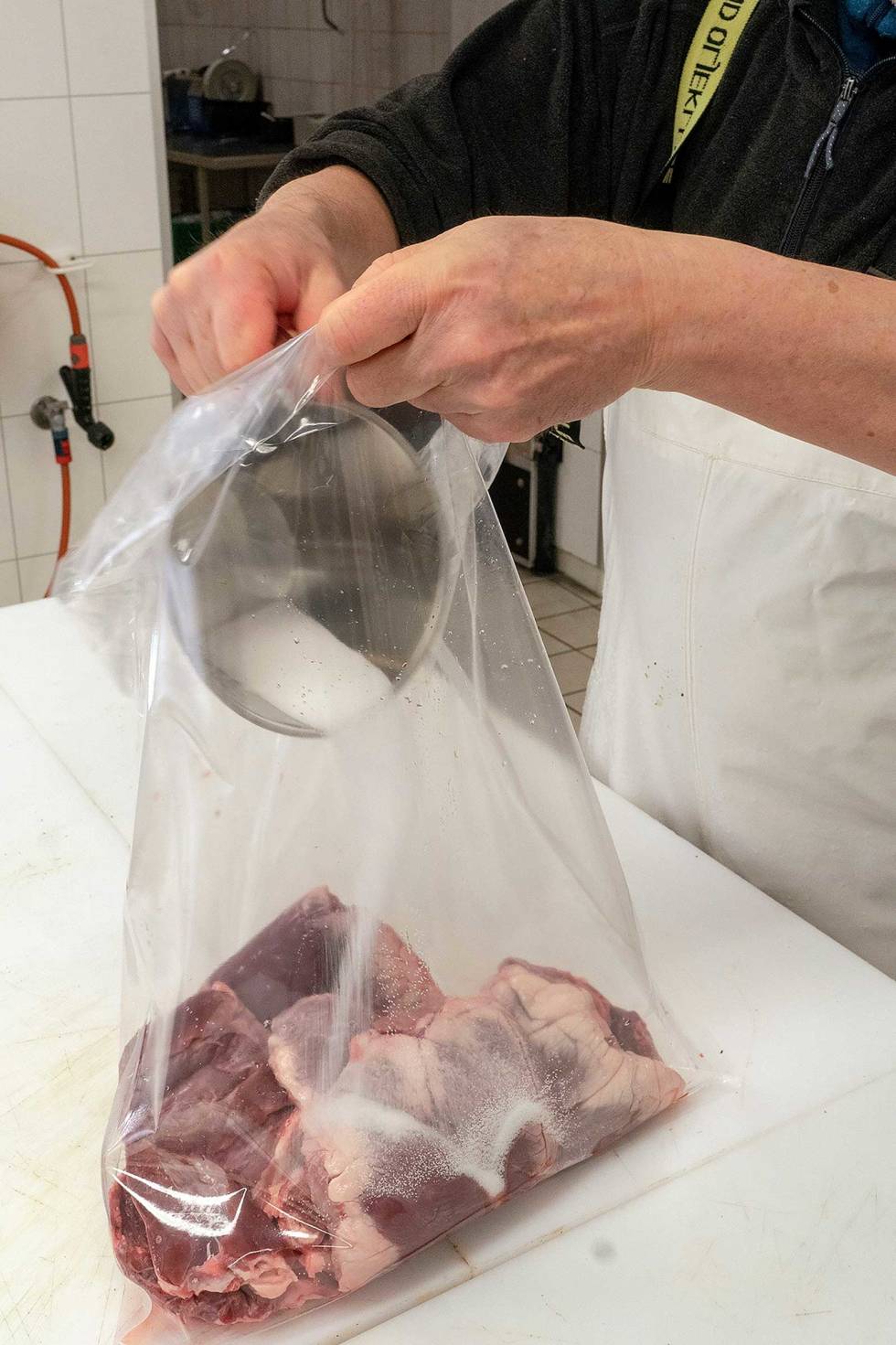 Mål nøye: Vei kjøttet og tilsett 2,5-3% salt. Du kan bruke 1-1,5% sukker for å runde smaken. Røyking-Graving-Jegermat-Viltkjøtt-3
