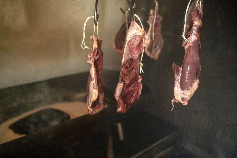 Røyk: Etter 3-4 dagers vakuumsalting, kan du fyre opp røykmaskina. Røyketid er en smakssak, men kjøttet må være fuktig for å "ta" røyken. Røyking-Graving-Jegermat-Viltkjøtt-4