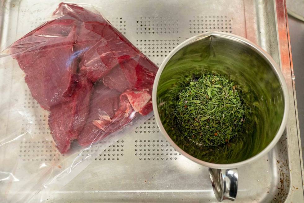Bruk vekt: Vi tilsatte 10 g viltkrydder pr kilo kjøtt før graving, og det ga en fin og markant kryddersmak. Røyking-Graving-Jegermat-Viltkjøtt-5