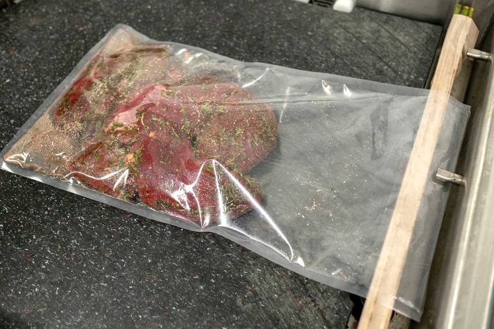 Langtidsgraving: Når kjøttet er vakumert, kan det ligge i alt fra 3–4 dager til flere uker mens graveprosessen får gå sin gang. Røyking-Graving-Jegermat-Viltkjøtt-7