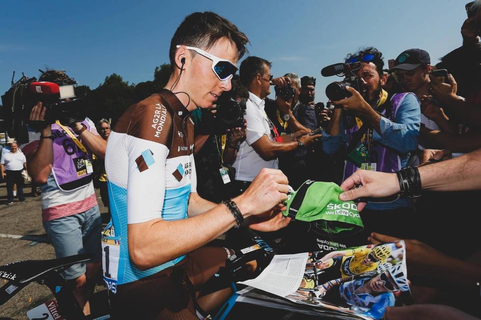 LAGBYTTE: Bardet har kjørt for AG2R hele karrieren, men vurderer nå en overgang til Team Sunweb. Foto: Cor Vos. Romain Bardet i prikketrøya