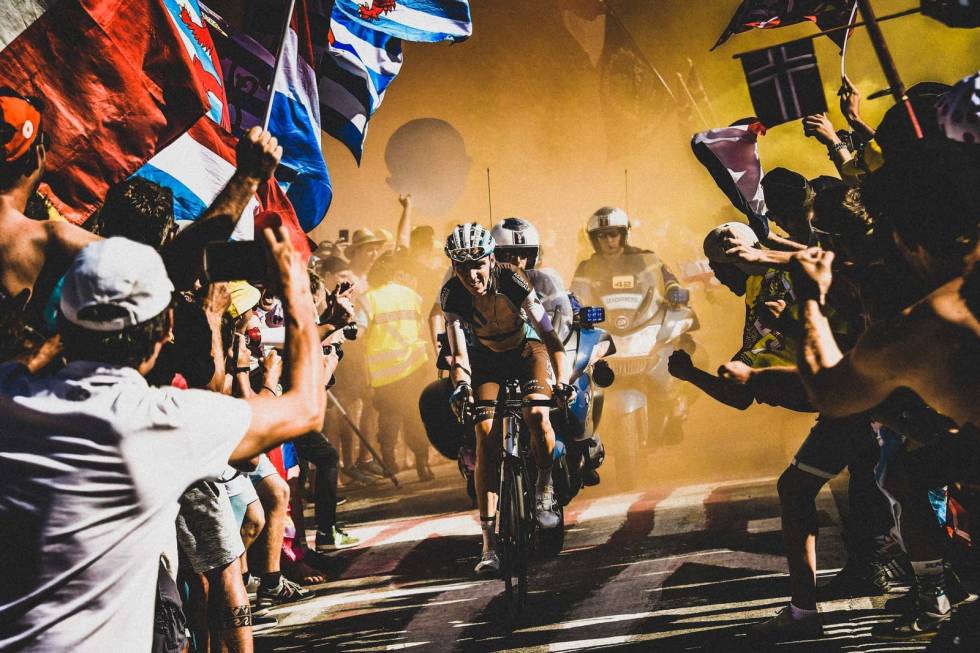 FYRVERKERI: Bardet er kjent for å sette farge på Touren, og er særlig god til å angripe nedover. Foto: Cor Vos. Romain Bardet i prikketrøya