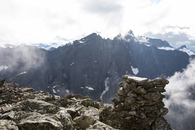 TOPPEN: Utsikten fra toppen av Romsdalshorn er upåklagelig, særlig mot Trollveggen, Europas høyeste, loddrette stup. Foto: Tore Meirik Romsdalshorn