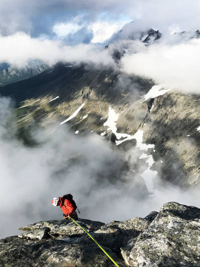 NEDTUR: Det er to etablerte rappellruter ned Nordveggen på Hornet. Dette er tidlig i tredje rappell, i den vestligste og nyeste rappellruta. Foto: Siv-Elin Skogen Romsdalshorn