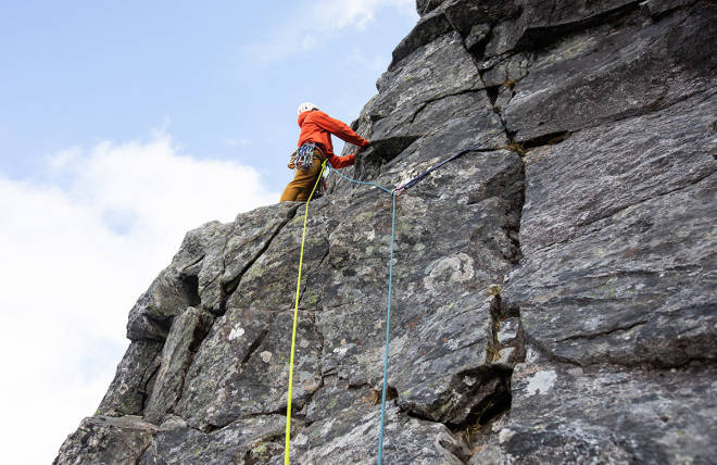 STARTEN PÅ ANDRE TAULENGDE: Undertegnede i gang med den andre og fineste taulengden i Romsdalshornets nordvegg. Foto: Siv-Elin Skogen Romsdalshorn