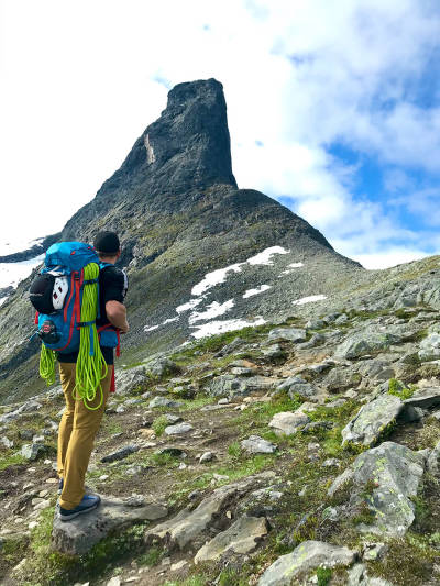 ANMARSJ: Artikkelforfatteren på vei opp mot Hornet, med nordveggen godt synlig. Foto: Siv-Elin Skogen Romsdalshorn