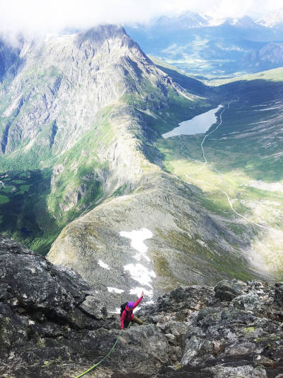 PÅ VEI OPP: Dette er øverst i nest siste taulengde, hvor fjellet blir gradvis slakere på vei mot toppen. Foto: Tore Meirik Romsdalshorn