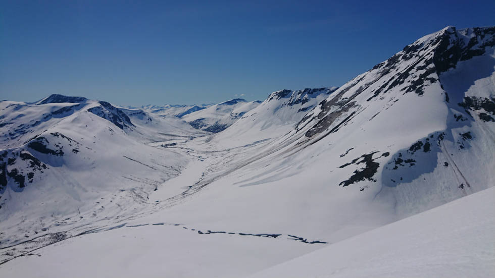 Skredbaner med naturlig utløste skred på Litlevasstinden i Romsdalen. Foto: Adam Tumidajewicz Skredbaner Romsdalen topptur randonee norge utemagasinet fri flyt