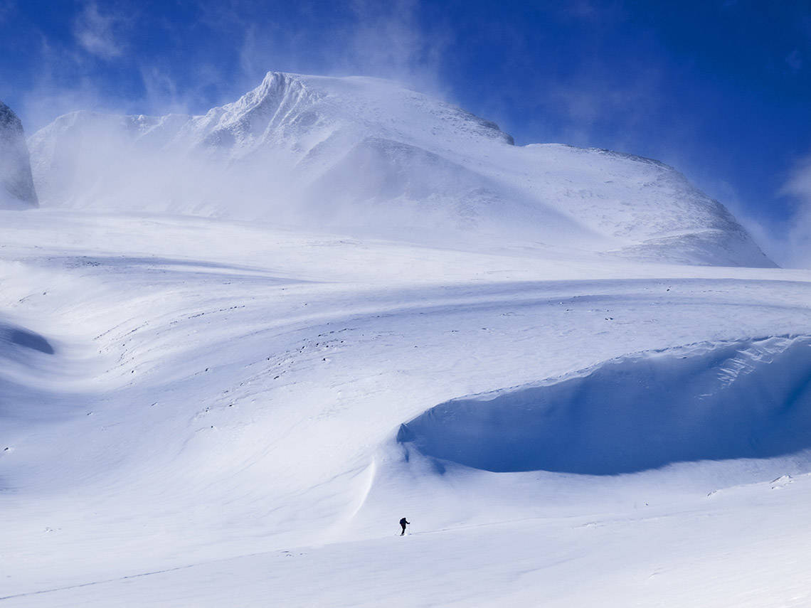 RONDANE MED FJELLSKI: Under majestetiske Rondslottet (2178 moh.), det høyeste fjellet i Rondane. Foto: Geoff Schults Rondslottet kopi