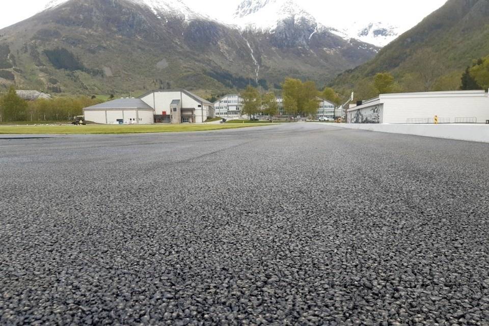 FEIT ASFALT: Løpebanen i Rosendal frister til rekordforsøk. Foto: Kjetil Mehl 24-timers sykling i Rosendal
