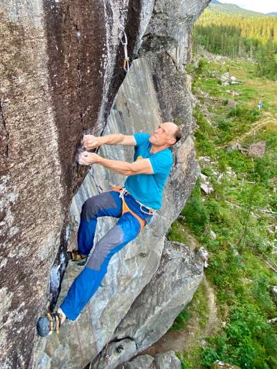 ERFAREN KLARER: Boltefond-sjef Runar Carlsen er en temmelig erfaren klatrer. Her er han på The Power of Life (9-) på Jarberget. Foto: Privat Runar Carlsen Norges boltefond