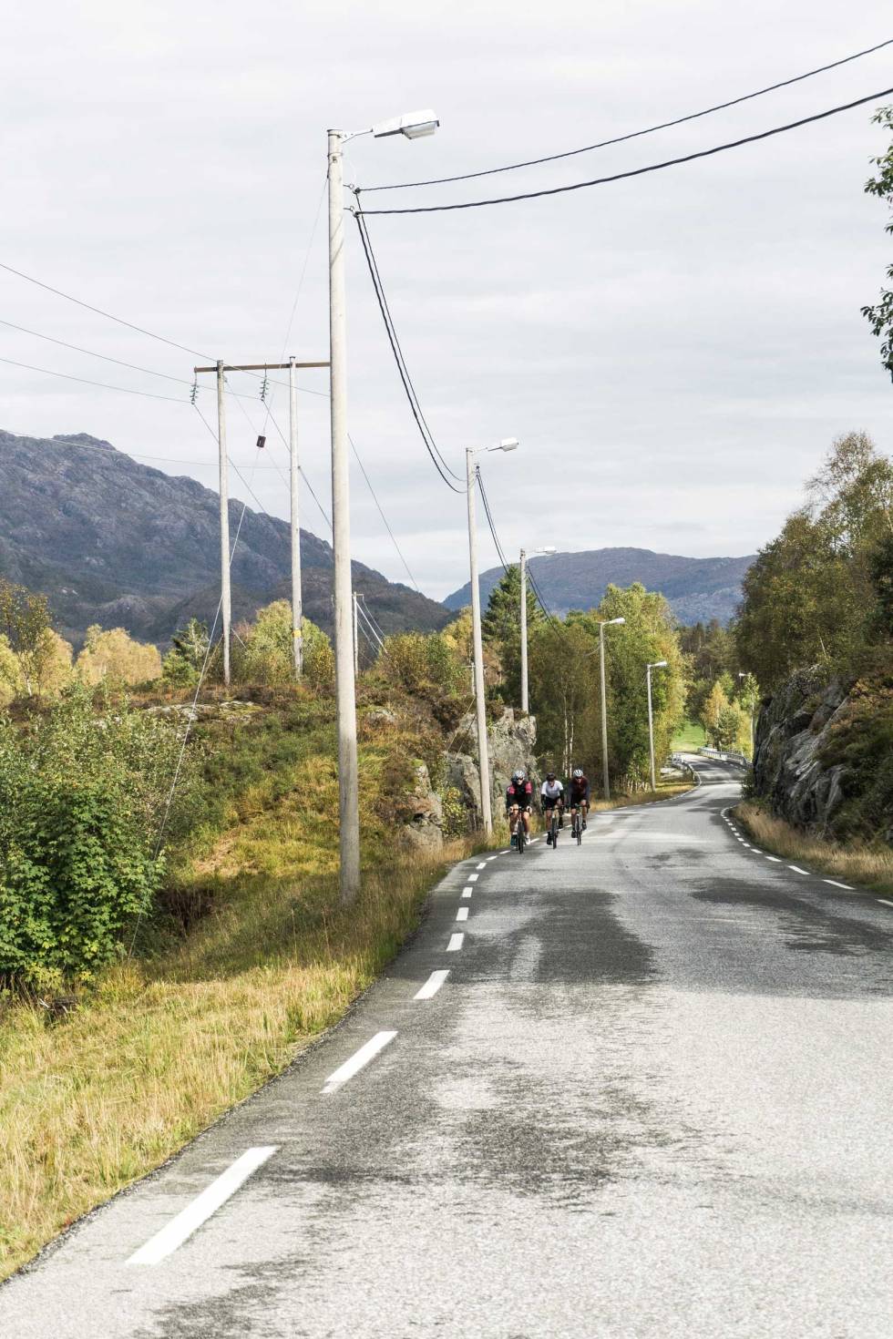STORT FJELL – SMÅ MENN: Under Bergens mektigste fjell. På vei mott Rolfsvåg med Gullfjellet opp til venstre i bildet. Rundt-Gullfjellet-Landevei-2