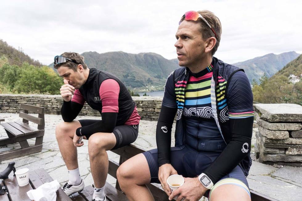 Amatører: Kjetil Veseth (t.h) og Ola Bergtun, etter at sistnevnte forsøkte å selge sykkelen sin, utenfor bakeriet ved Trengereid. Rundt-Gullfjellet-Landevei-3