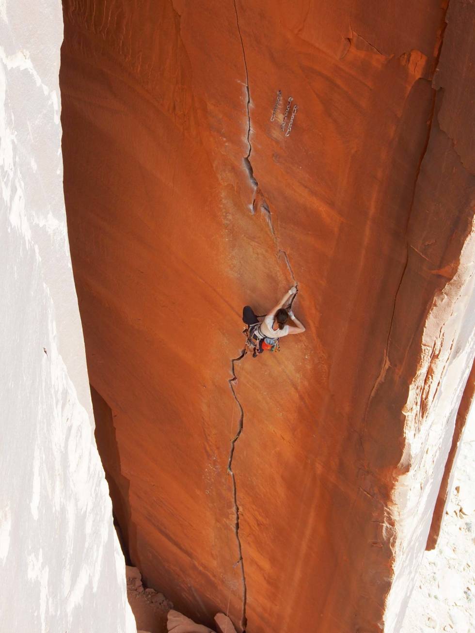Jammer: Hanna Bugge på Anunnaki (5.12-) på The Optimator I Indian Creek. Foto: Paula Voldner Rundtur-i-USA-Klatring-Roadtrip-10