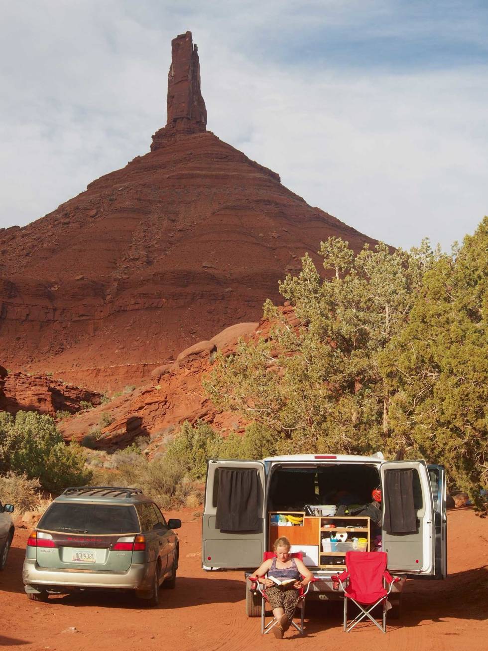 I campen: Paula Voldner prøver å fortrenge morgendagens anmarsj, som kan ses i bak-grunnen. Foto: Erik Nordbye Rundtur-i-USA-Klatring-Roadtrip-11