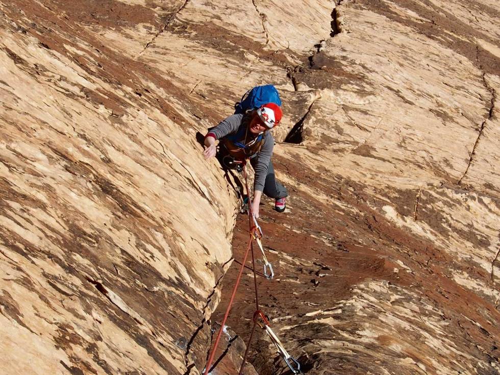 Bolter: Paula Voldner følger på cruxtaulengden av Levitation 29 (5.11c) på Eagle Wall i Red Rocks. Et nydelig riss pepret med bolter. Foto: Erik Nordbye Rundtur-i-USA-Klatring-Roadtrip-13