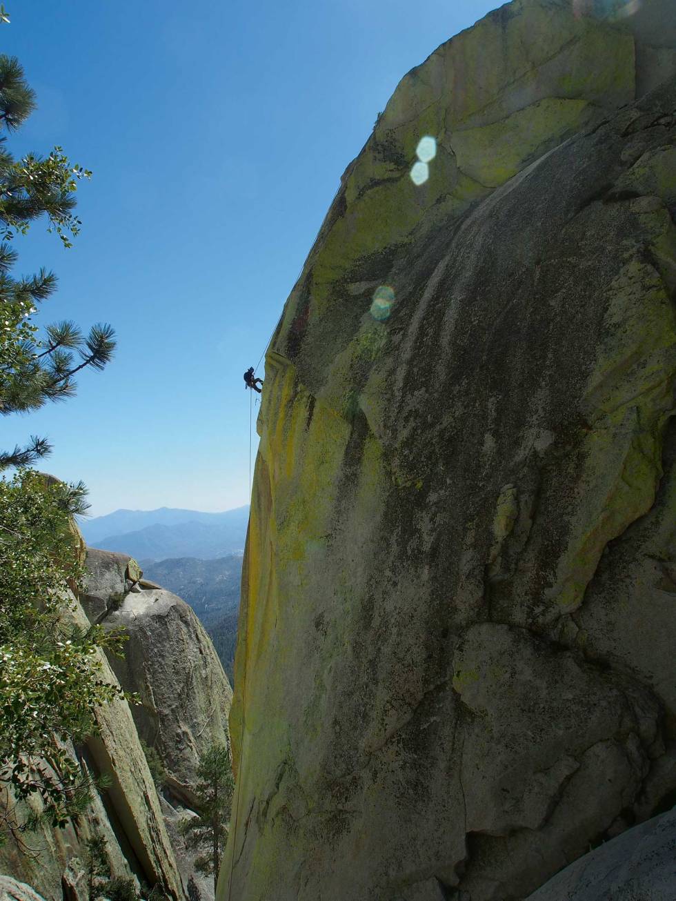 Menneskemaur: Erik Nordbye rappellerer ned ruta Pyromania (5.13a/b) i Needles, California. Foto: Paula Voldner Rundtur-i-USA-Klatring-Roadtrip-4