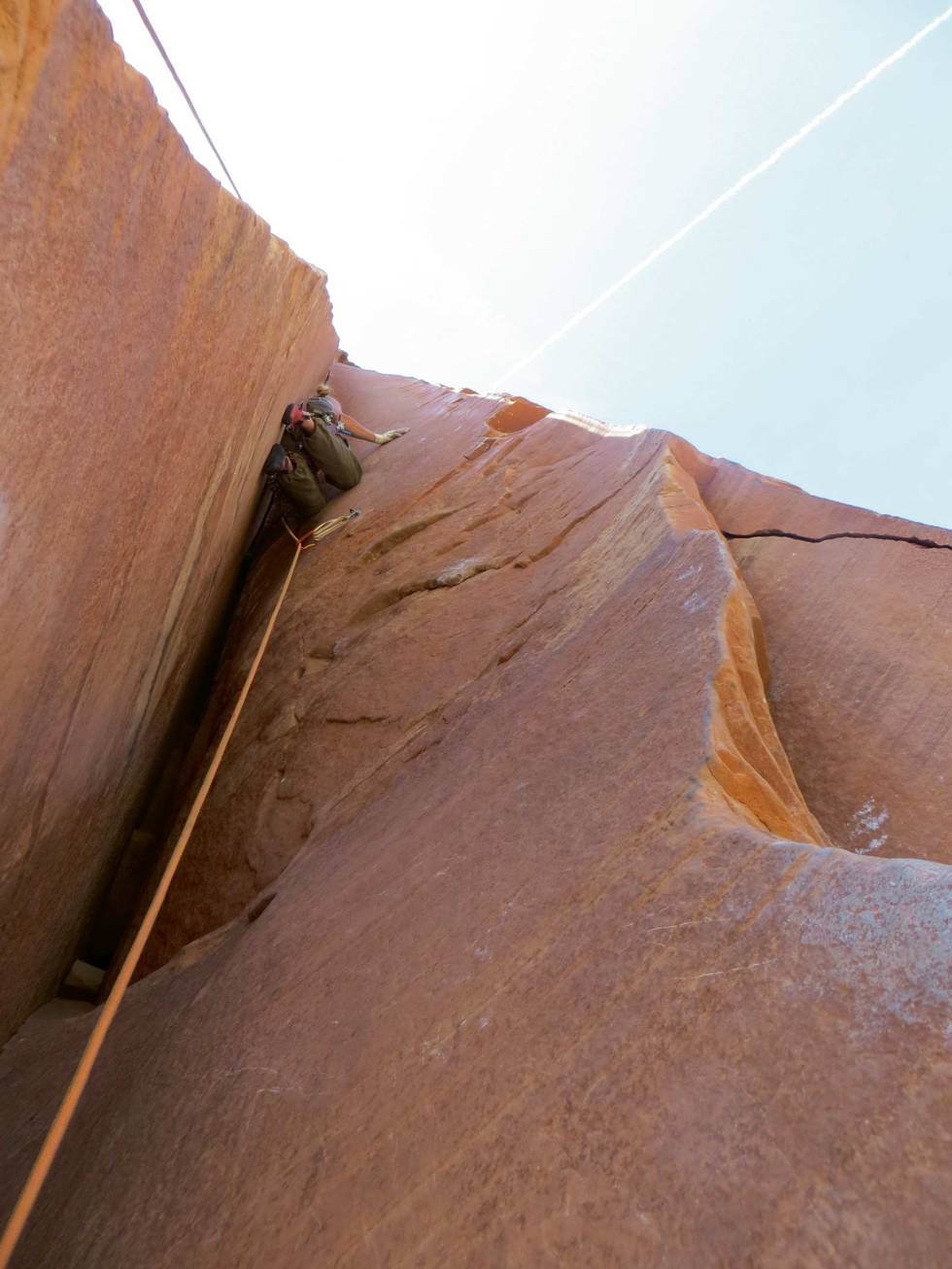 Trang sak: Alle triksene i boka må tas i bruk når det skal klatres kamin. Her er Paula Voldner på sjette taulengde av Moonlight Buttress. Foto: Erik Nordbye Rundtur-i-USA-Klatring-Roadtrip-5