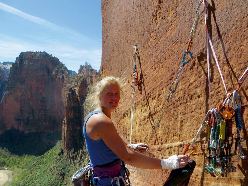Lykke: Standplass på Moonlight Buttress. En liten del av Zion-dalen skimtes i bakgrunnen. Foto: Erik Nordbye Rundtur-i-USA-Klatring-Roadtrip-6