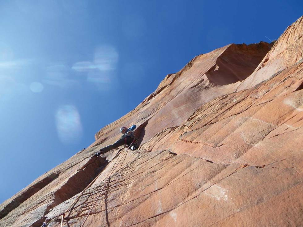 I bratta: Paula Voldner nærmer seg toppen av Moonlight Buttress. Foto: Erik Nordbye Rundtur-i-USA-Klatring-Roadtrip-9
