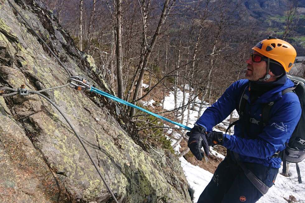 Trenger du en hvil, kan du henge i slynga som en klatrer i et tau. Rune Abrahamsen demonstrerer. Foto: Adam Tumidajewicz Guide via ferrata norge hemsedal utemagasinet