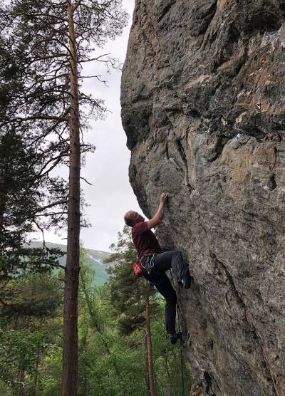 ISHOEL: Rune Kvalsnes i aksjon på klatrefeltet på Ishole like ved Oppdal. Foto: Privat Ildsjel Rune Kvalsnes klatring oppdal