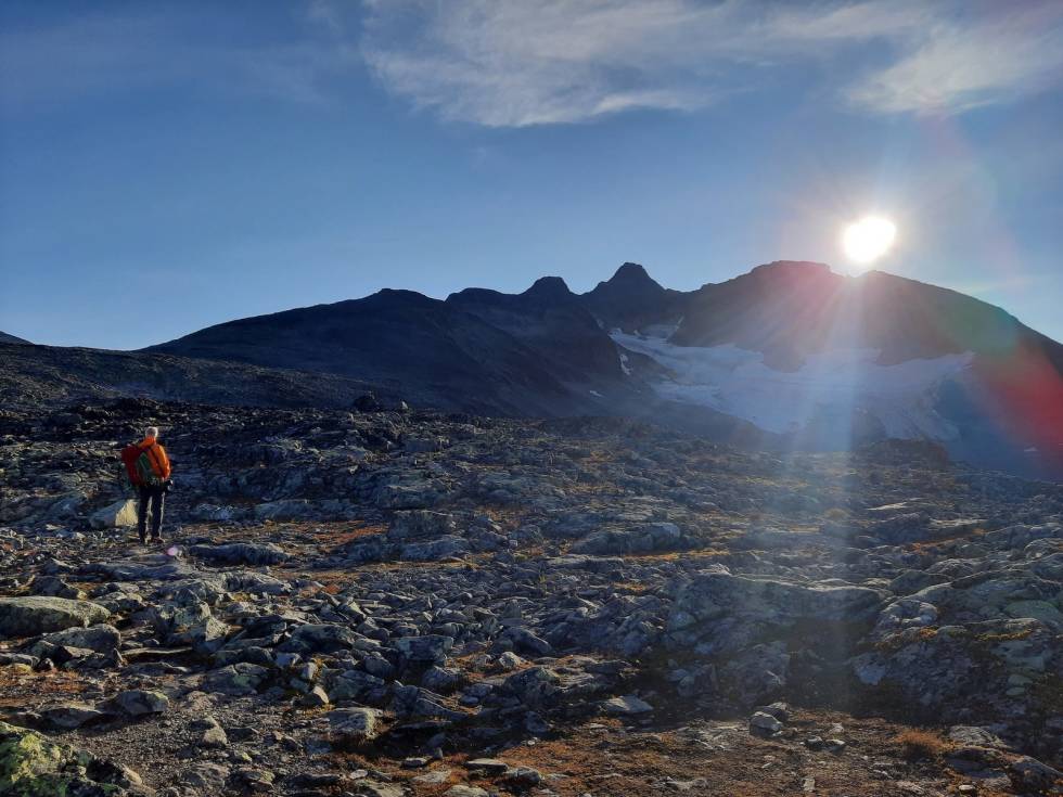 FLATA PÅ 1500: Du kommer til en større flate, der du sikter deg inn på vestryggen. Foto: Lisa K. Bjærum Ryggen mot Vestre