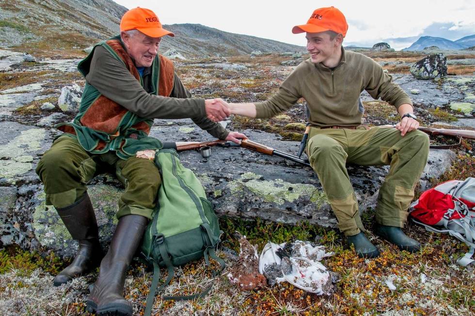 Gjensidig jegerglede: Gammelonkel Ragnar er veldig godt fornøyd med at unggutten har skutt fugl, og ønsker Erik hjertelig velkommen inn i jegerstanden! Rypejakt-Kårvatn-Trollheimen-10