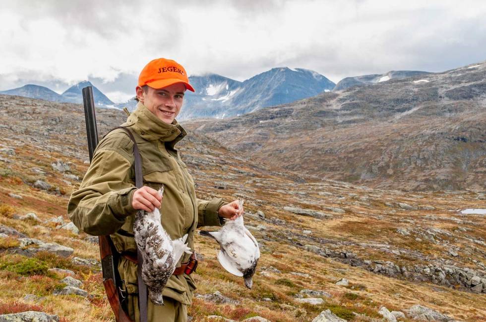 Godt truffet: To ryper i ett skudd! Nå har den unge jegeren fire fugler på like mange skudd. Rypejakt-Kårvatn-Trollheimen-3