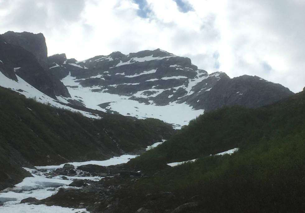FIN RYGG: Sørøstryggen følger horisonten og opp til toppen av Ryssdalsnebba omtrent midt i bildet. Turen videre gikk langs ryggen mot venstre. Foto: Tore Meirik ryggtravers Ryssdalsnebba