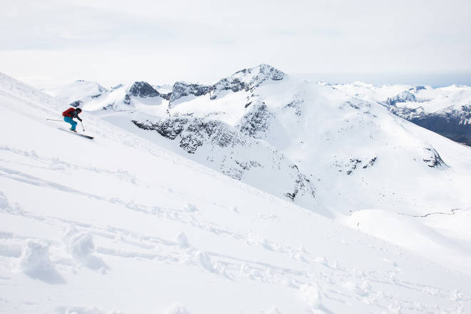 STOR BAKKE: Kristoffer Kippernes har gjort unna mange høydemeter, men har fortsatt mange igjen på vei ned fra Ryssdalsnebba. Skjorta i bakgrunnen. Foto: Tore Meirik Ryssdalsnebba topptur