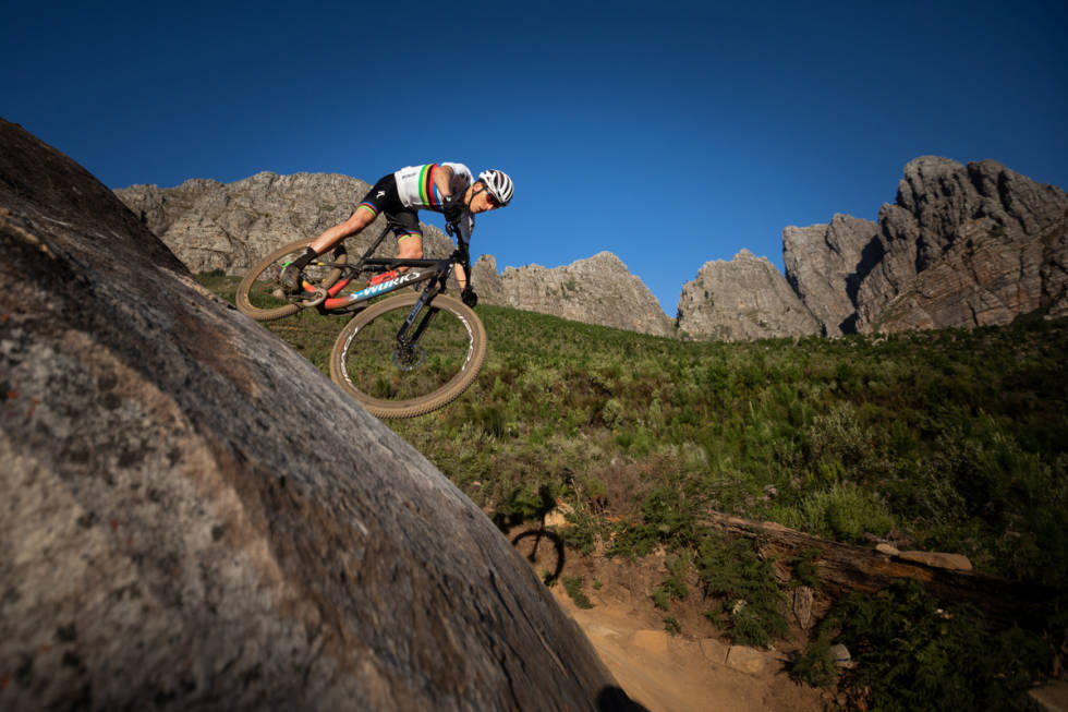 REGNBUEMANNEN: Jordan Sarrou skal sykle i regnbuetrøya i årets sesong som regjerende verdensmester. Team Specialized 2021