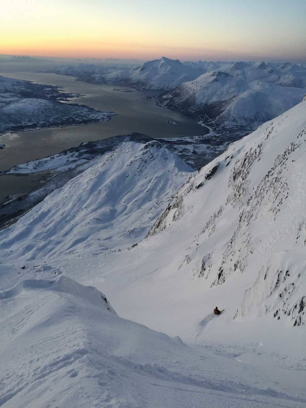 Håvard Skomedal Torvanger får førstesporet ned sydrenna på Sæterinden etter at snøen er sjekket og funnet stabil. Sætertinden-Tjeldsund-4