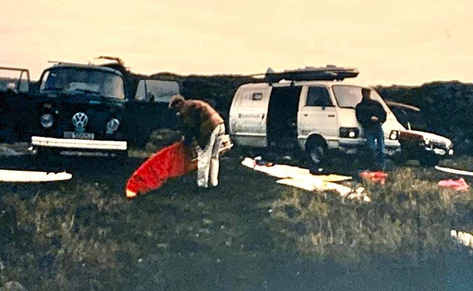 I 1990 var det heller ikke lov å surfe på Saltstein, men forbudet ble ikke håndhevet, og det var lite konkurranse om parkeringsplassene. Bilde: Trondsen privat Saltstein 1990